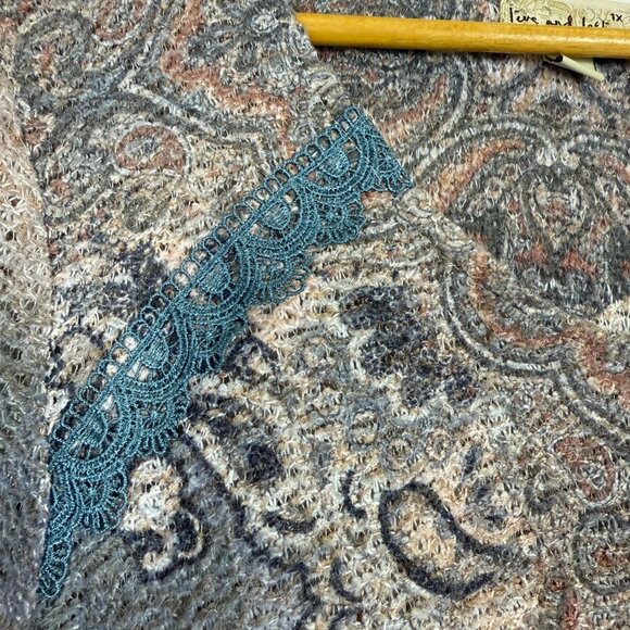 Live & Let Live Womens 1X Boho Print Knit Tunic Top Lace Detail Contrasting Hem - Picture 7 of 12